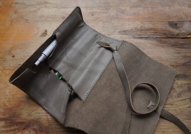 復古皮革卷軸筆袋／筆捲－灰 - 鉛筆盒/筆袋 - 真皮 灰色