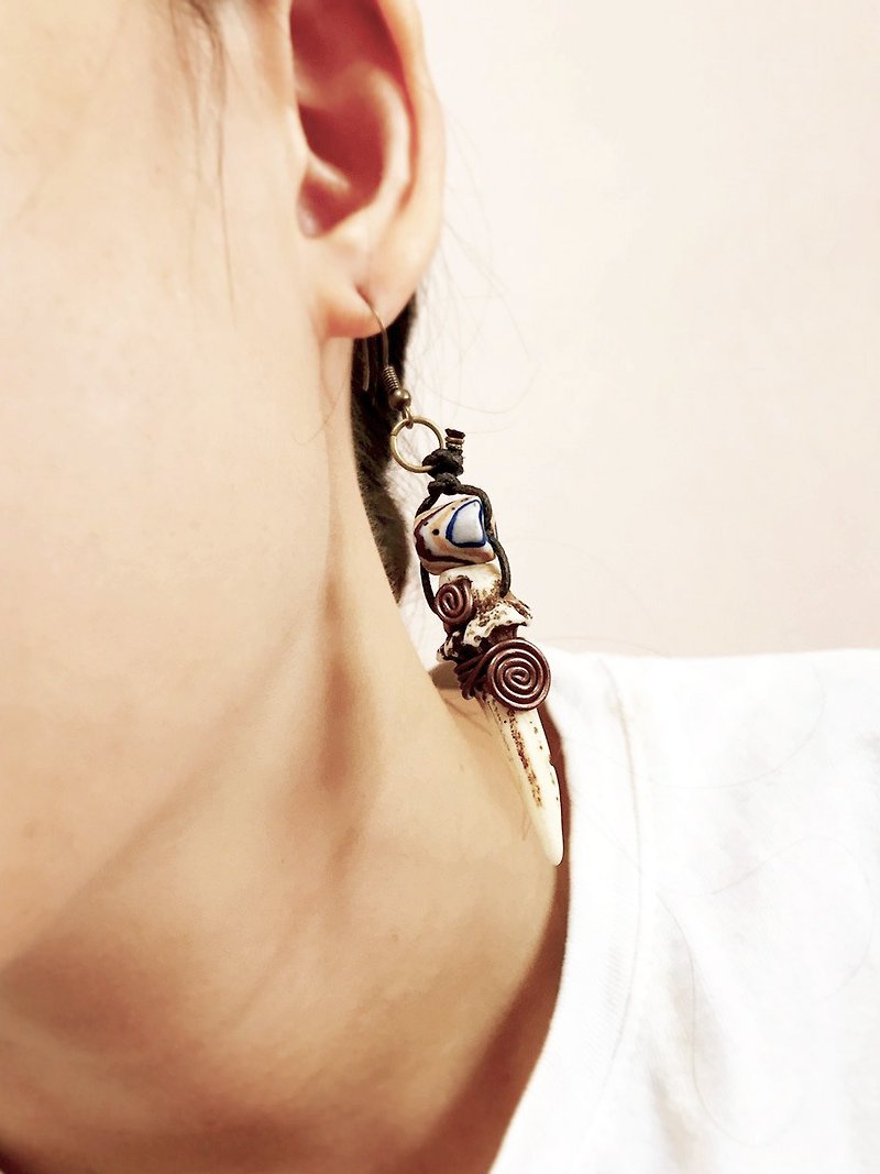 Wild Man Little Qiang Horn Earrings Aboriginal Personalization - ต่างหู - วัสดุอื่นๆ สีทอง