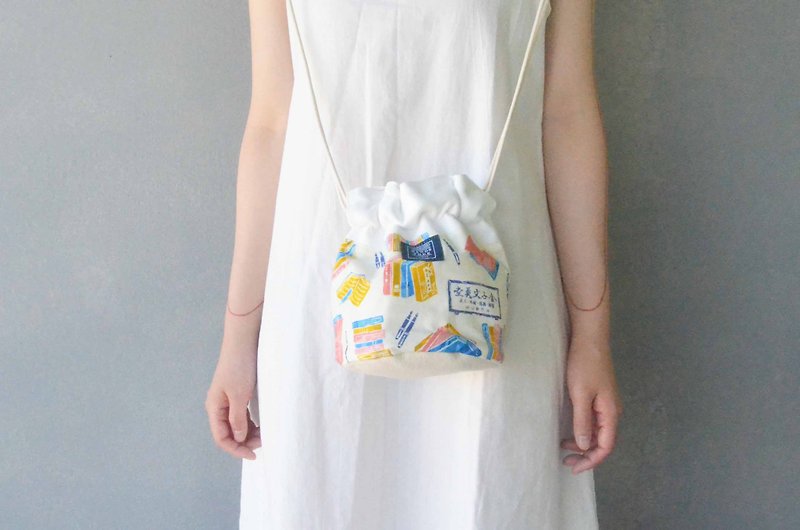 Side Back Bucket Bag_ Small objects in daily life - กระเป๋าแมสเซนเจอร์ - ผ้าฝ้าย/ผ้าลินิน สีน้ำเงิน