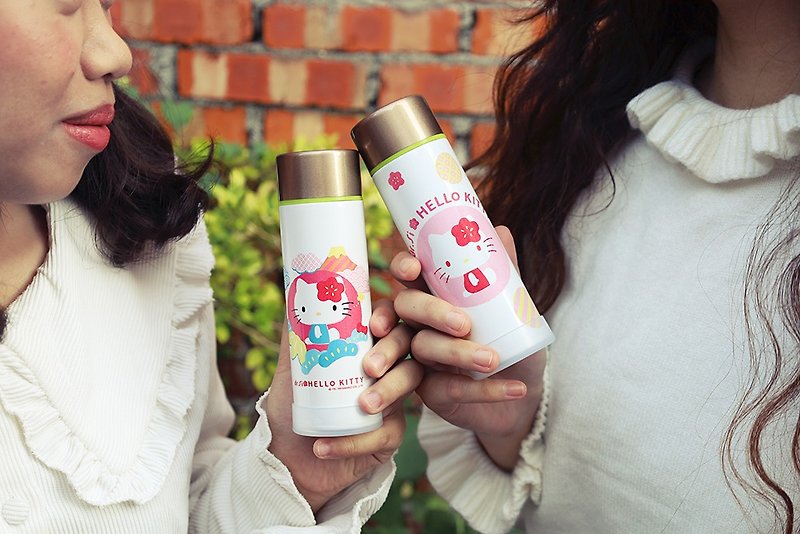 【HELLO KITTY Plum Blossom Pocket Bottle】Environmental Insulation Mug Traveling Cup Keeps Cold and Lightweight