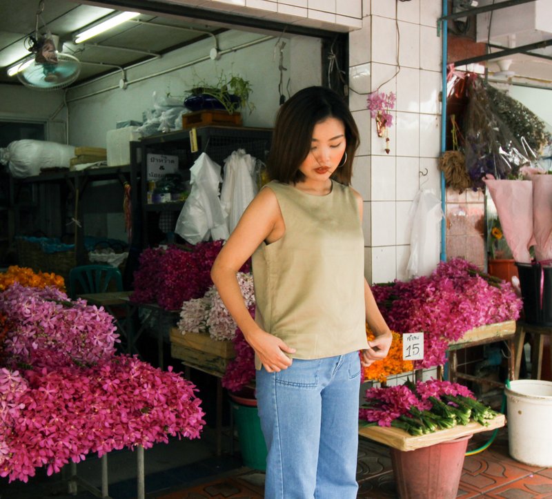 Sleeveless shirt round neck style with beige color - 女上衣/長袖上衣 - 棉．麻 卡其色
