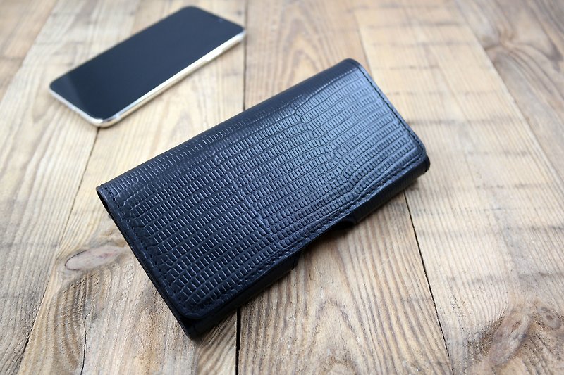 APEE leather handmade ~ mobile phone leather case ~ horizontal magnetic buckle waist hanging ~ lizard leather pattern black ~ ~ iPhone11,12 - เคส/ซองมือถือ - หนังแท้ สีดำ