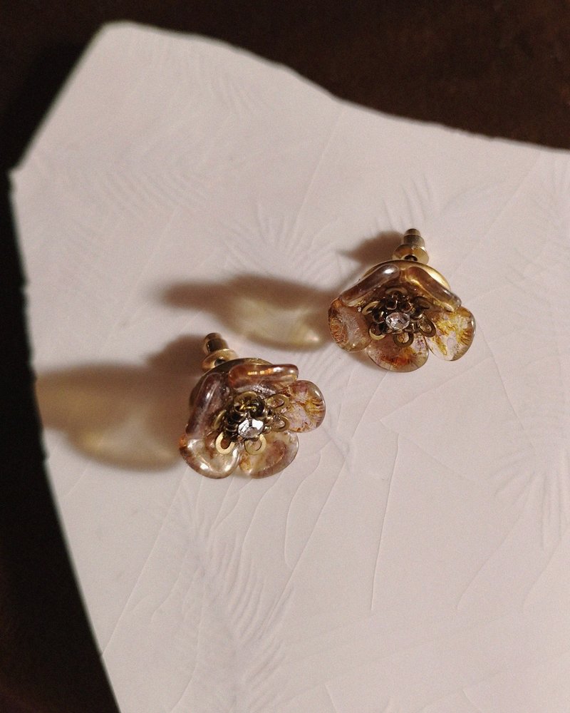 朱槿花玻璃珠耳環  /  淺咖與鋯石 - 耳環/耳夾 - 玻璃 咖啡色