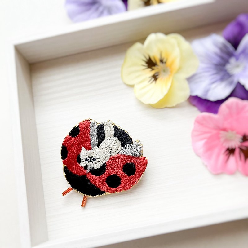 Embroidery brooch of a cat riding a ladybug - Brooches - Thread Red