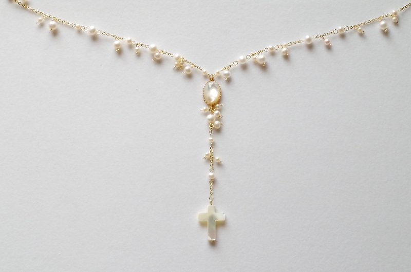 淡水パールとシェルのY字形ホワイト・ネックレス・ゴールド - ネックレス - 宝石 ホワイト