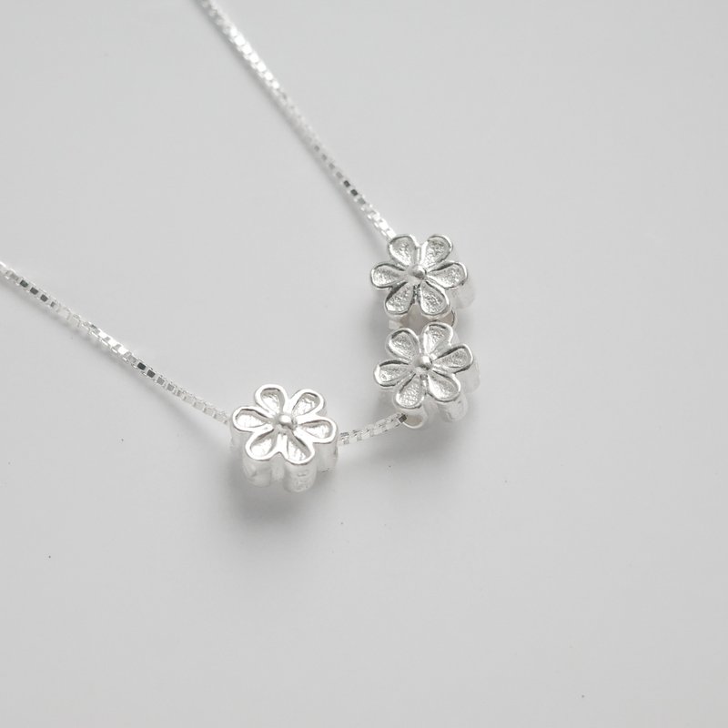 925 sterling silver three small flower necklace daisy necklace clavicle chain Christmas gift free gift box packaging - สร้อยคอ - เงินแท้ สีเงิน