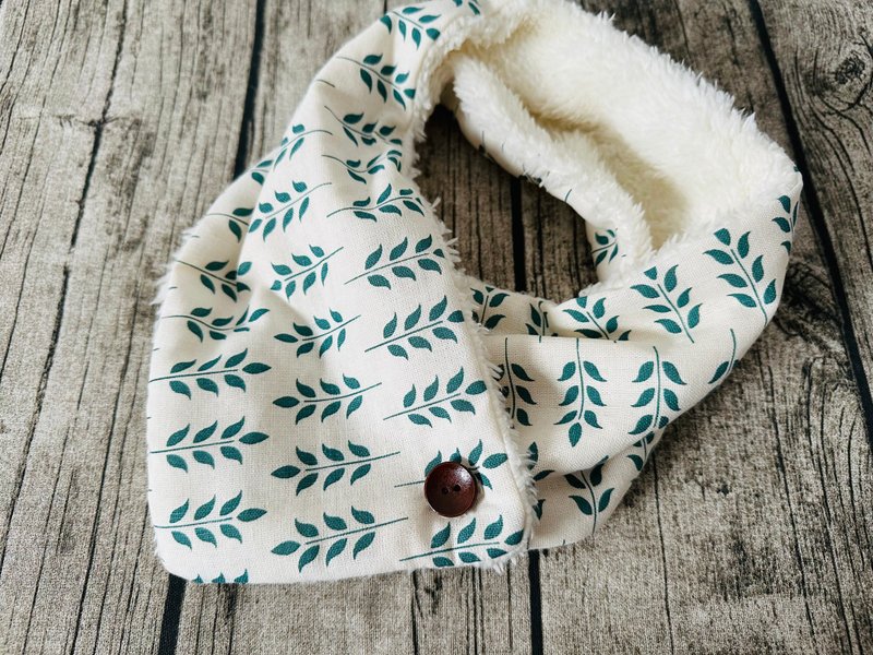 Handmade Fleece Cozy Scarf with Nordic Print Fabric - ผ้าพันคอถัก - ผ้าฝ้าย/ผ้าลินิน สีเขียว