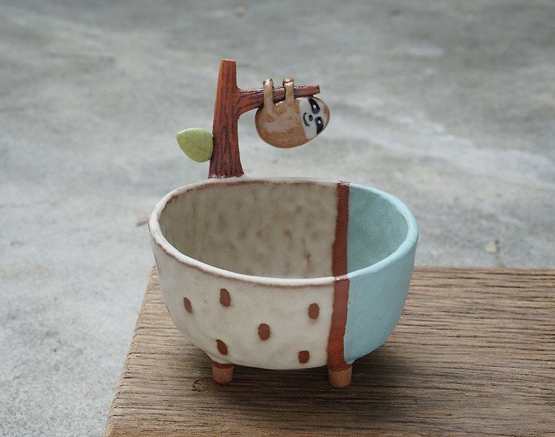 Sloth plant pot , handmade ceramic. - 花瓶/陶器 - 陶 卡其色