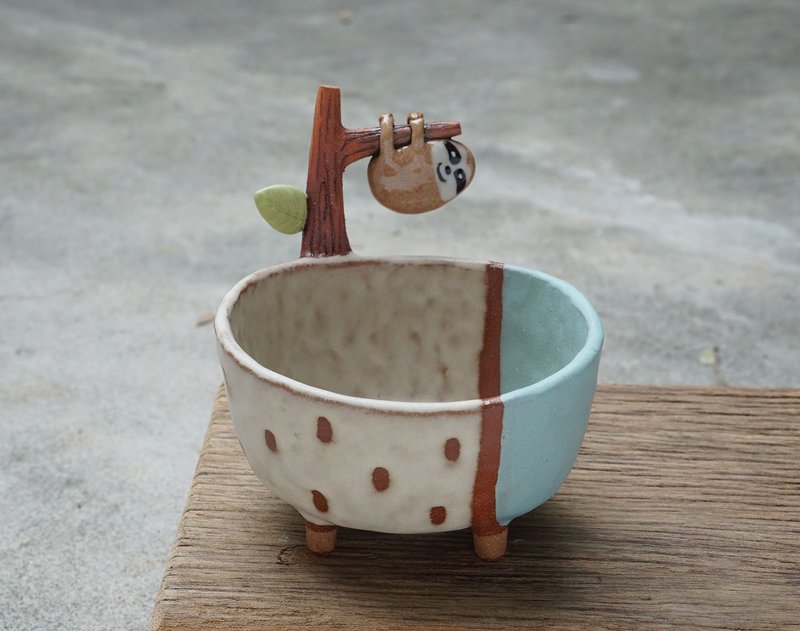 Sloth plant pot , handmade ceramic. - 花瓶/花器 - 陶 卡其色