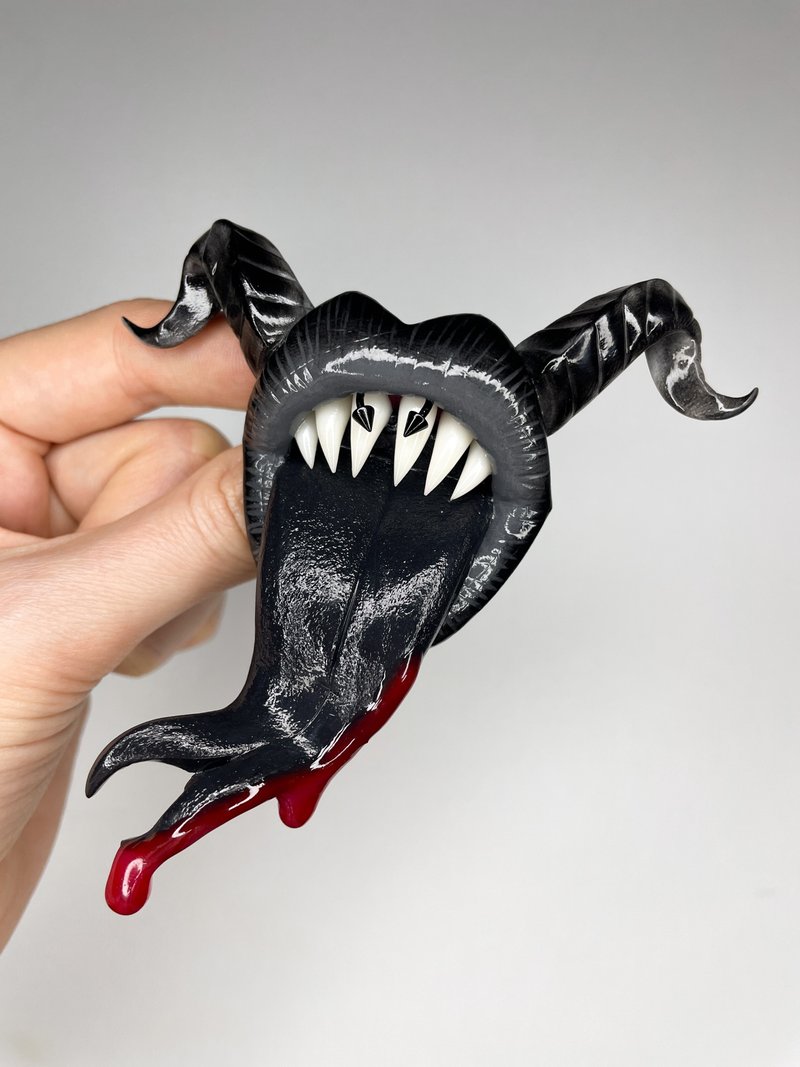 Brooch. Monstrous lips with black horns. - 胸針 - 黏土 