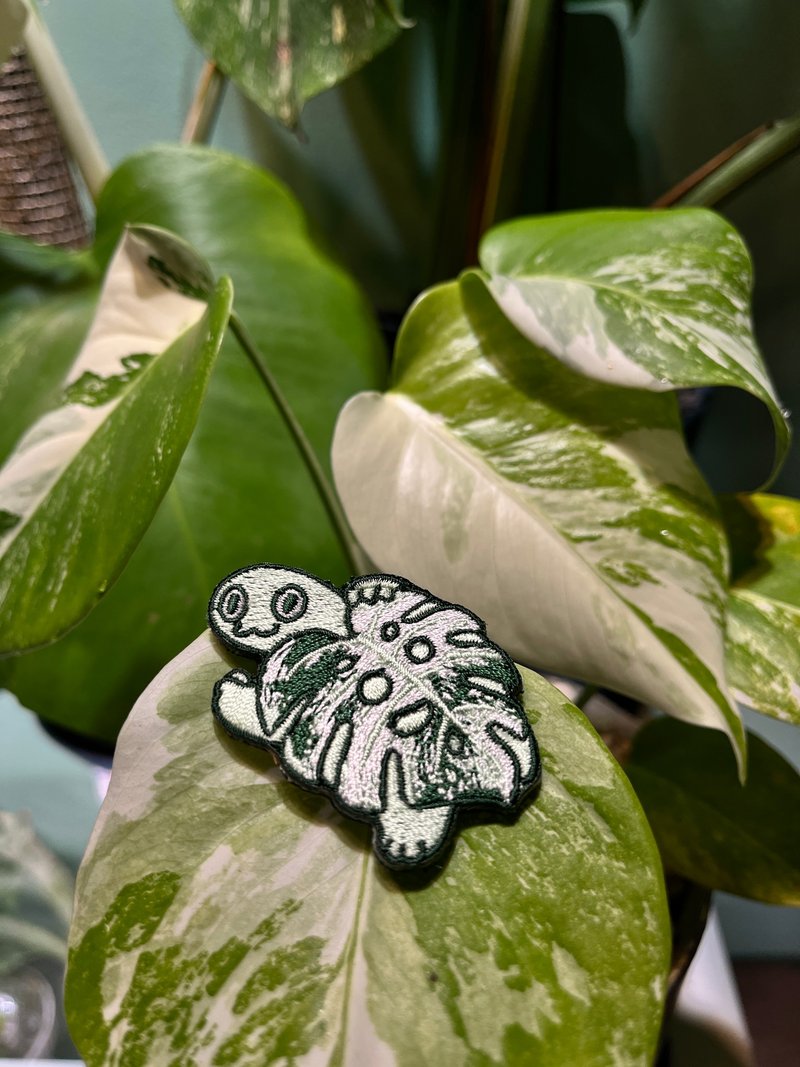 White-spotted taro turtle embroidered badge - เข็มกลัด/พิน - งานปัก สีเขียว