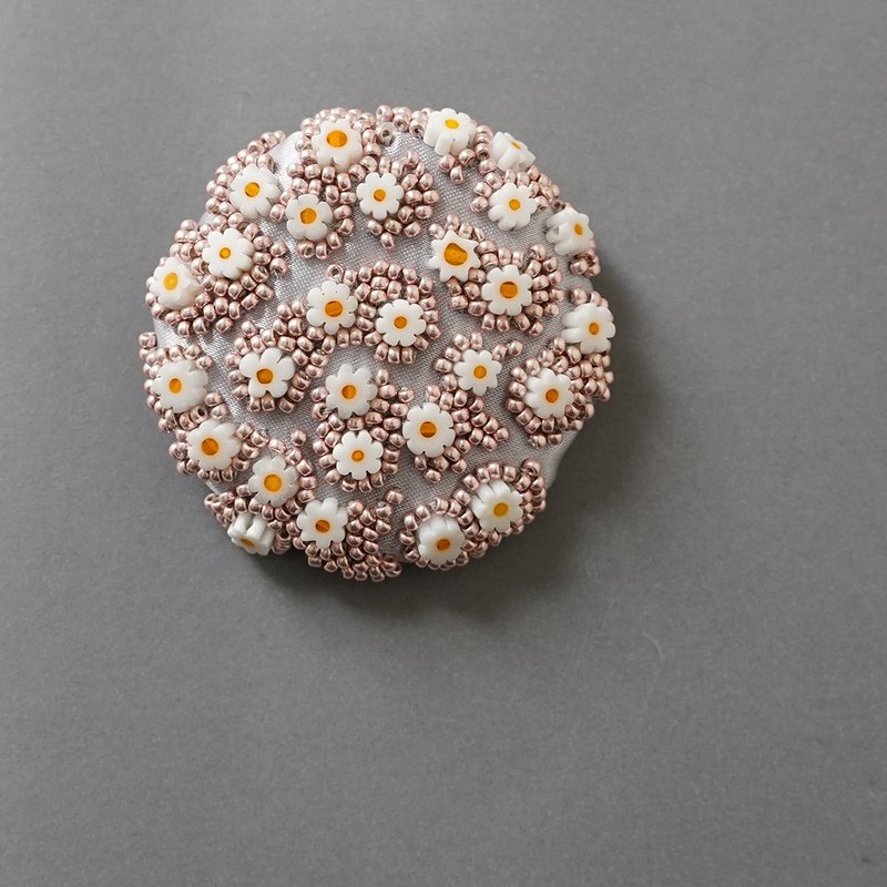 ブローチ クラック　2　おおぶり ビーズ刺繍のブローチ　シルバー　ピンク　フラワー　個性的　一点もの　クリスマス - 胸針 - 玻璃 粉紅色