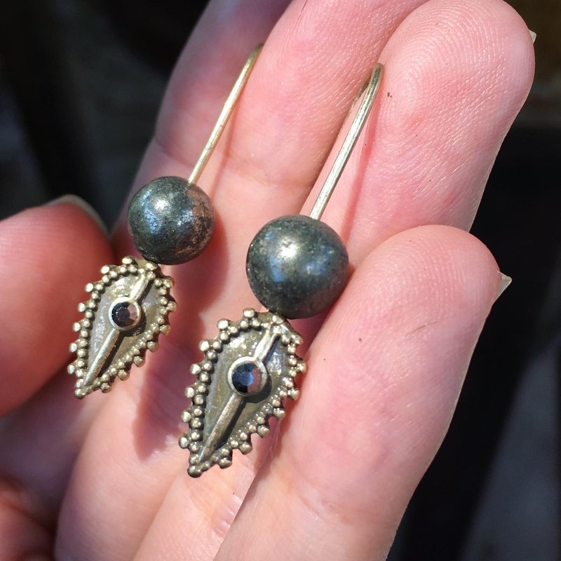 【Lost and find】ethnic totem Bronze long earrings - Earrings & Clip-ons - Gemstone Brown