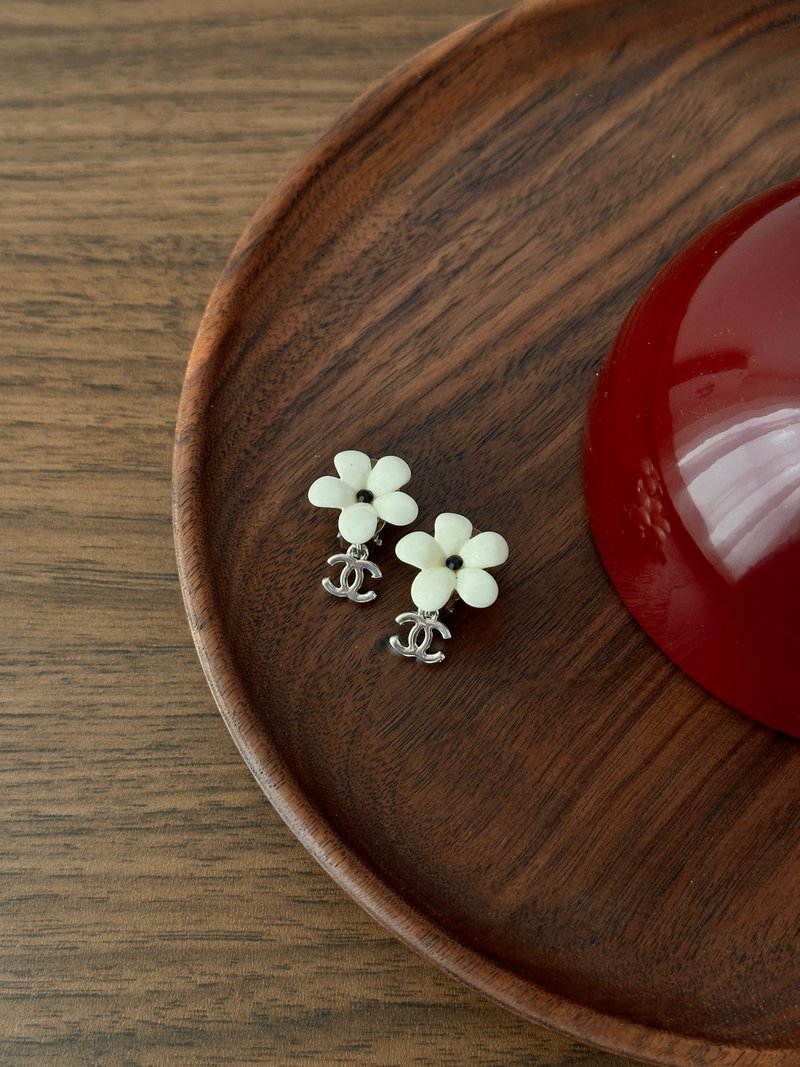 ヴィンテージアクセサリー CHANEL シャネル フレッシュホワイトフラワーピアス - ピアス・イヤリング - その他の素材 シルバー