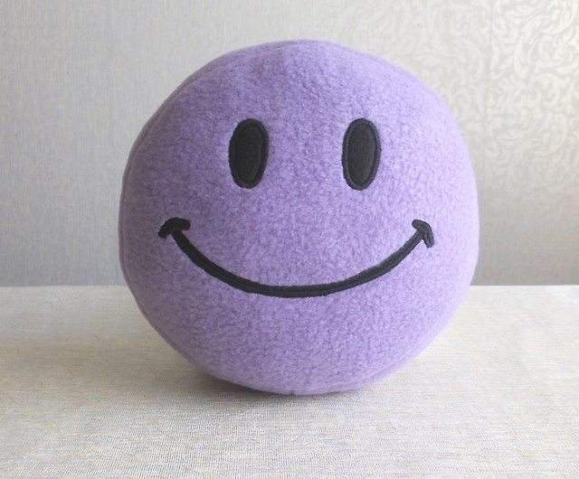 紫 笑顔のアイコン 紫スマイルのかわいい人形 スマイリーフェイスラウンドパープルおもちゃ ミディアムサイズ スマイリー 笑顔のアイコン ショップ Pillows Rollanda 人形 フィギュア Pinkoi