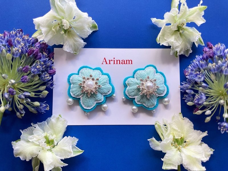 刺繍アクセサリー　イヤリングorピアス　- Frill - Aqua blue × turquoise blue - 耳環/耳夾/耳骨夾 - 繡線 藍色