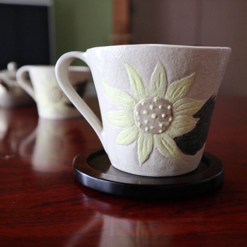 日本製　ひまわり　マグカップ　ベージュ　ハンドメイド　陶器 - 咖啡杯/馬克杯 - 陶 