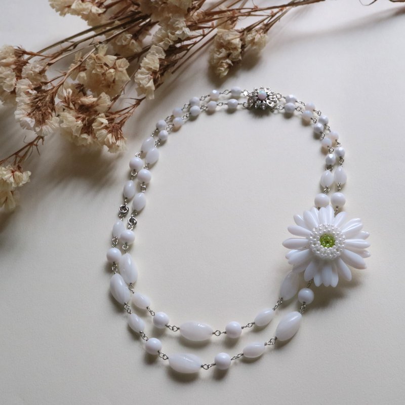 Gerbera brooch and Czech bead double-strand necklace demi-parure, white, 2-way, elegant costume jewelry set, Japanese vintage - Necklaces - Glass White