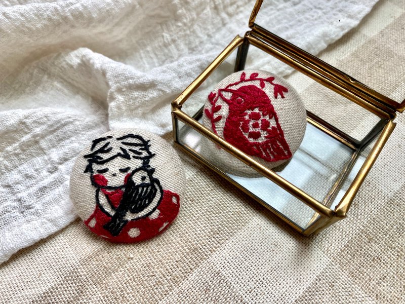 圓形女孩與小鳥插畫刺繡胸章 - 徽章/別針 - 棉．麻 卡其色