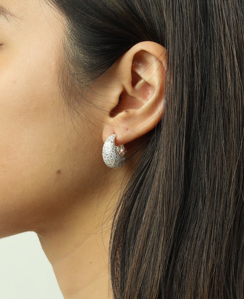 Ellie Silver Statement Hoop Earrings | Sachelle Collective - ต่างหู - เครื่องประดับ สีเงิน