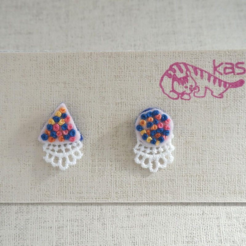 Hand embroidery pierced earring"Spring color Circle,Triangle" - Earrings & Clip-ons - Thread Pink