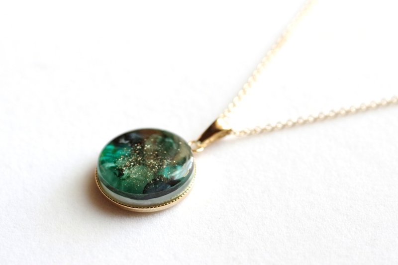 Resin Art Round Pendant - Banquet in the Ruins - สร้อยคอ - เรซิน สีเขียว