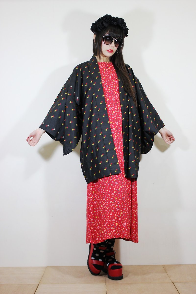 F2067 [Nippon kimono] (Vintage) bottom red square textured black Japanese kimono haori (お wa ri) (Recommended birthday gift a good thing) - เสื้อแจ็คเก็ต - ผ้าฝ้าย/ผ้าลินิน สีดำ