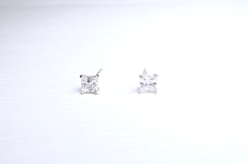 《二毛銀》【純銀方形鋯石小耳環】（一對） - 耳環/耳夾 - 其他金屬 