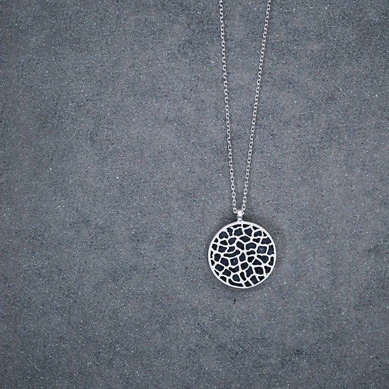 Giraffe pattern round long necklace Silver 925 - สร้อยคอยาว - โลหะ สีเทา