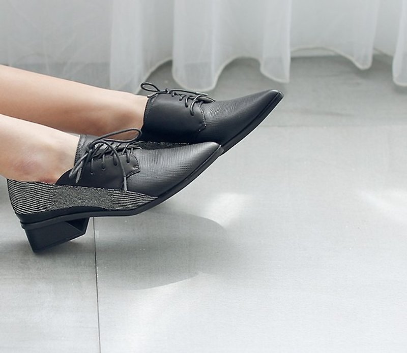 Beveled strap splicing structure leather pointed thick heel shoes black - รองเท้าหนังผู้หญิง - หนังแท้ สีดำ