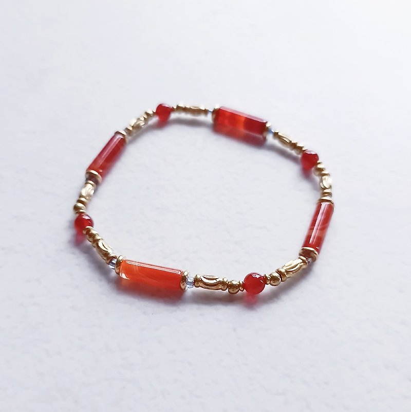 Red is synonymous with confidence and beauty / elastic bracelet / red agate - สร้อยข้อมือ - ทองแดงทองเหลือง สีแดง