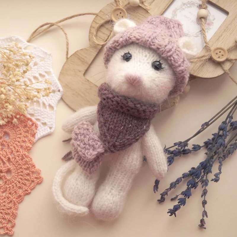 Mouse knitting pattern in hat and scar, PDF. Animal toy tutorial, rat amigurumi - 手工藝教學/工具書 - 其他材質 