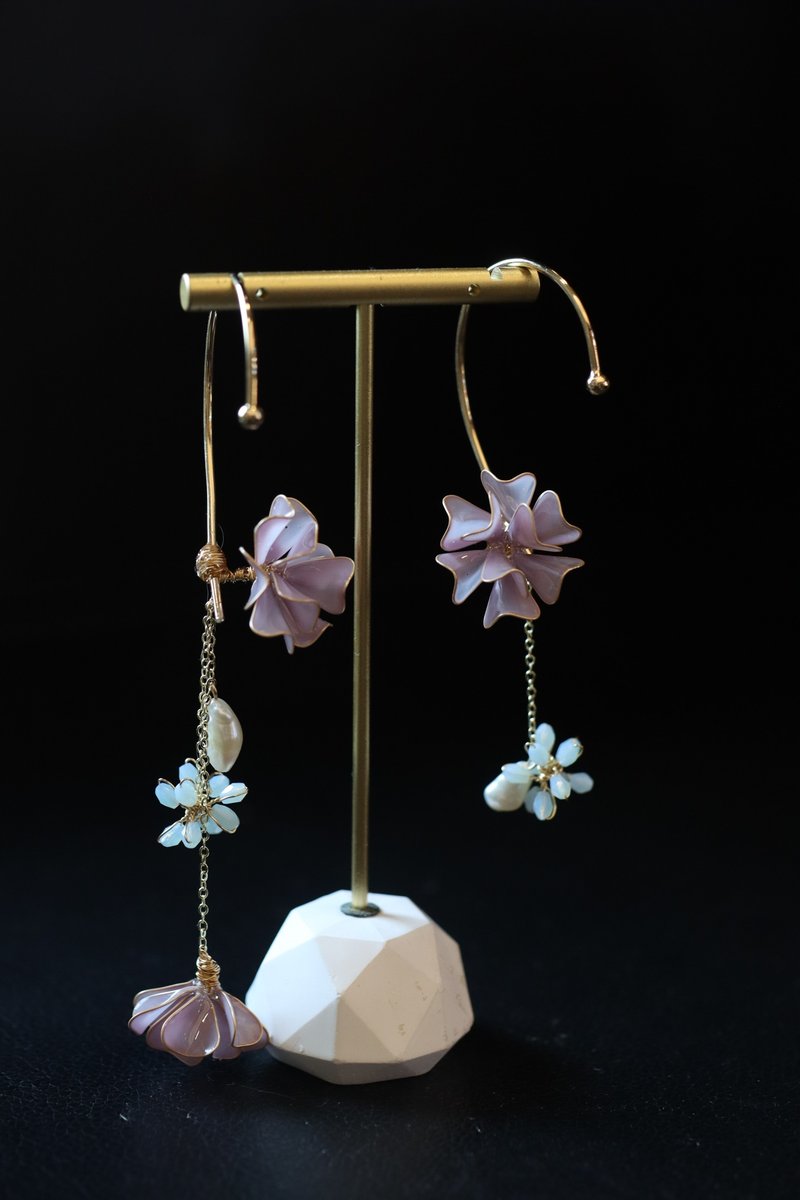 煙雨 不對稱耳勾耳掛 垂墜式花朵樹脂耳環 - 耳環/耳夾/耳骨夾 - 樹脂 粉紅色