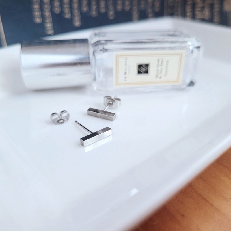 【絕版出清品】地平線。金屬橫條造型不鏽鋼耳針(一對) - 耳環/耳夾/耳骨夾 - 不鏽鋼 銀色