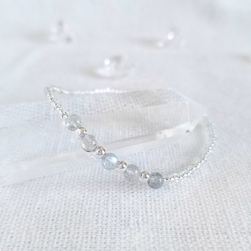 Labradorite Silvery Dainty Crystal Bracelet | August Birthstone | Christmas Gift - สร้อยข้อมือ - คริสตัล สีเงิน