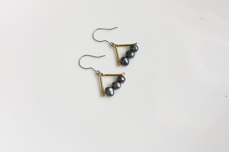 墨魚丸子 珍珠黃銅造型耳環 - 耳環/耳夾 - 寶石 黑色
