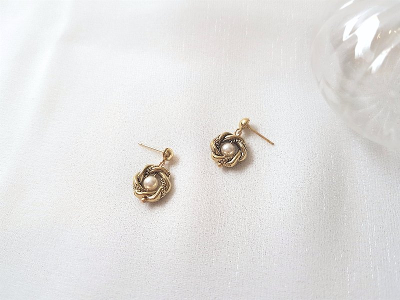 Braided pearl earrings - ต่างหู - โลหะ สีทอง