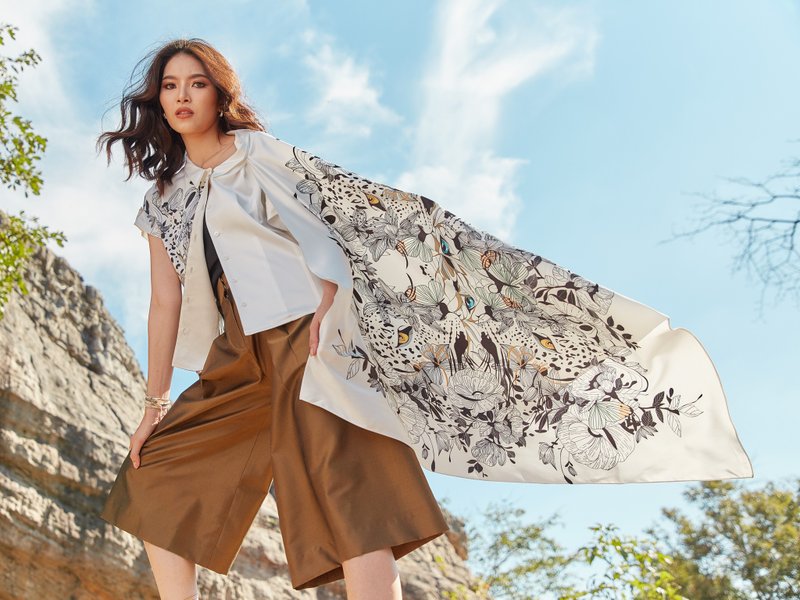 Faith in Mono - Floral Leopard Silk Innity Printed Large Scarf - 絲巾 - 聚酯纖維 白色