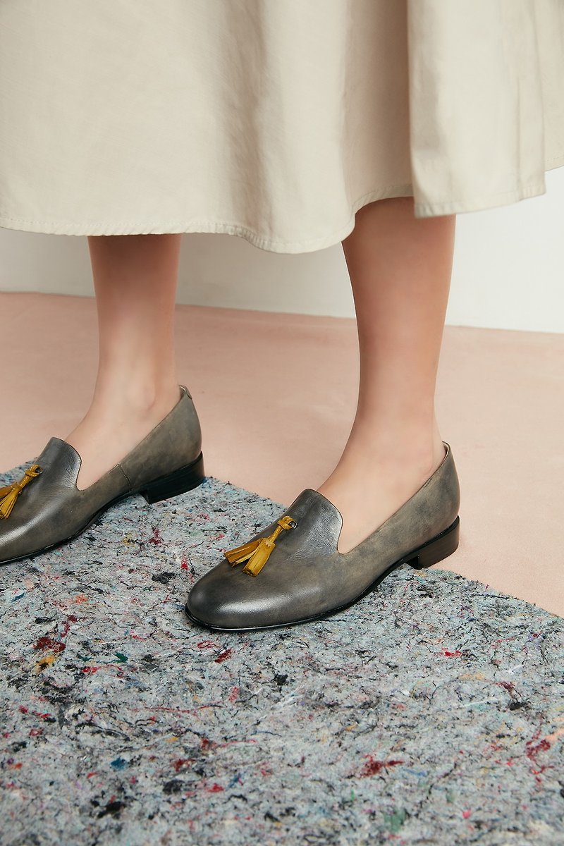 H THREE Fringe Loafers / Medium Gray / Flat / Loafer - รองเท้าอ็อกฟอร์ดผู้หญิง - หนังแท้ สีเทา