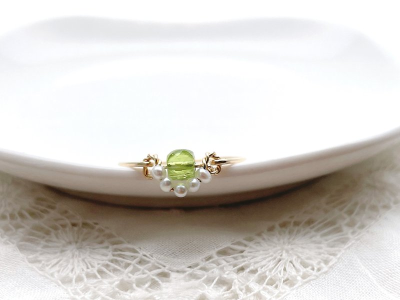 Pearled cube - ペリドットと淡水パールのワイヤーリング - 戒指 - 寶石 綠色