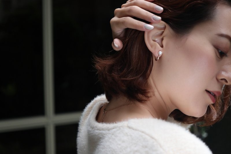 純14K Oval Pearl Earring 珍珠橢圓耳扣耳環 - 耳環/耳夾/耳骨夾 - 貴金屬 金色
