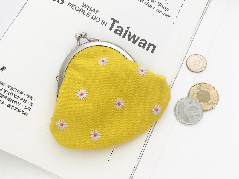 【Chrysanthemum】Golden bag / hand-embroidered coin purse / non-perforated round mouth - Coin Purses - Other Materials Yellow