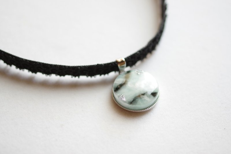 レジンアート　ラウンドモチーフとタティングレースとベルベットリボンのチョーカー・氷れる湖 - ネックレス - レジン ブルー