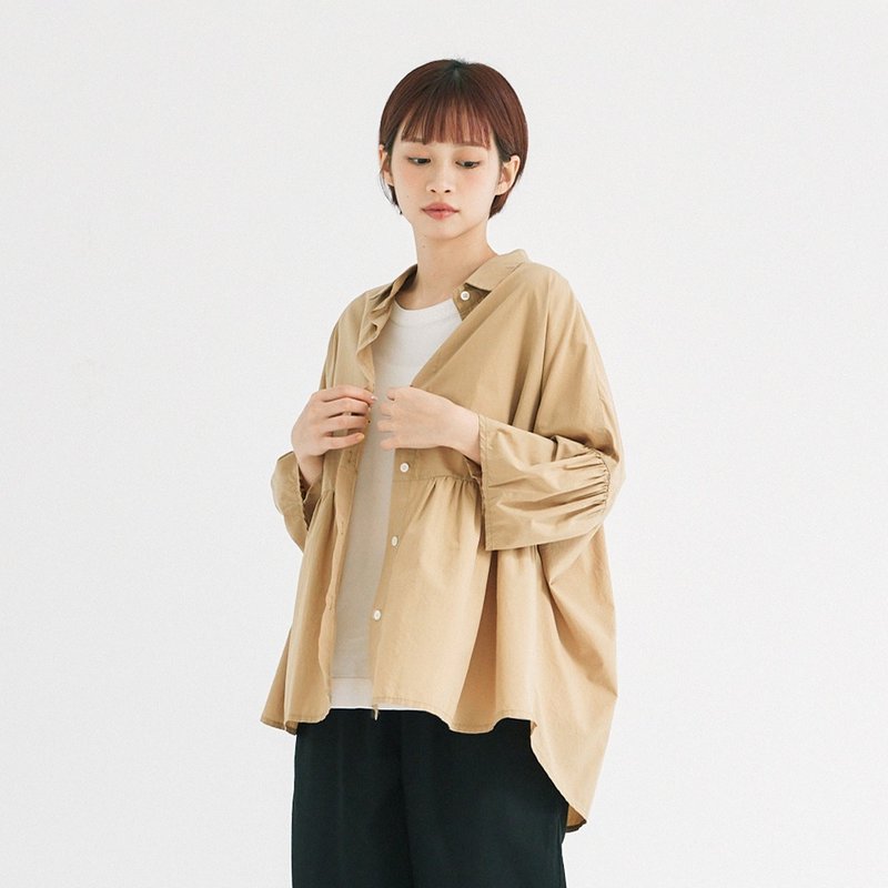 【Simply Yours】Elegant and sexy wrinkled top coffee F - เสื้อผู้หญิง - ผ้าฝ้าย/ผ้าลินิน สีกากี