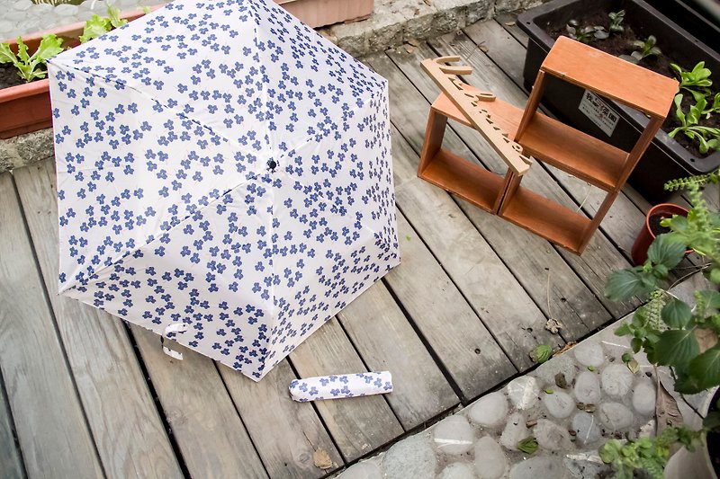 UrbaneUmbrellaカラフルな小さな花の抗UV傘–ベージュのブルー花 - 傘・雨具 - その他の化学繊維 多色