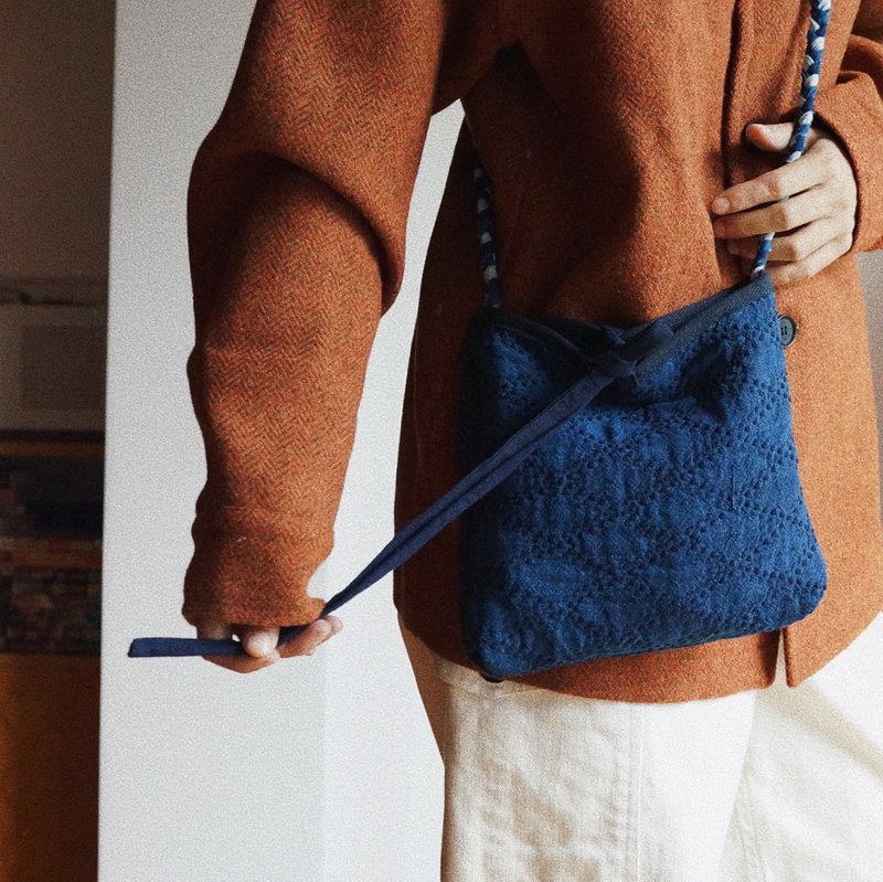 劍道服刺子繡 可雙面肩背小包 藍染植物染 手工編織背帶 - 側背包/斜背包 - 棉．麻 藍色