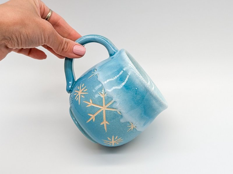 Handmade Blue Pottery Mug 350ml Christmas Cup Snowflake Pattern Christmas Gift - แก้ว - ดินเหนียว สีน้ำเงิน