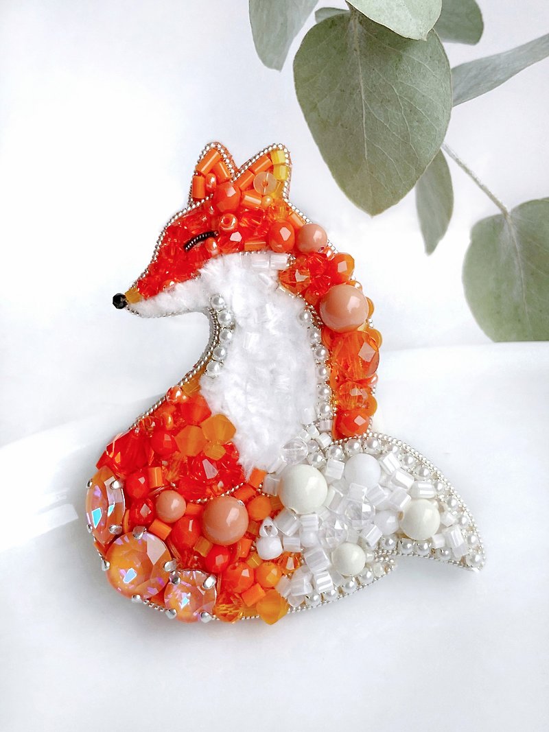 Handmade red fox brooch Kitsune pin Animal Beaded brooch Lapel pin - 襟章/徽章 - 水晶 紅色