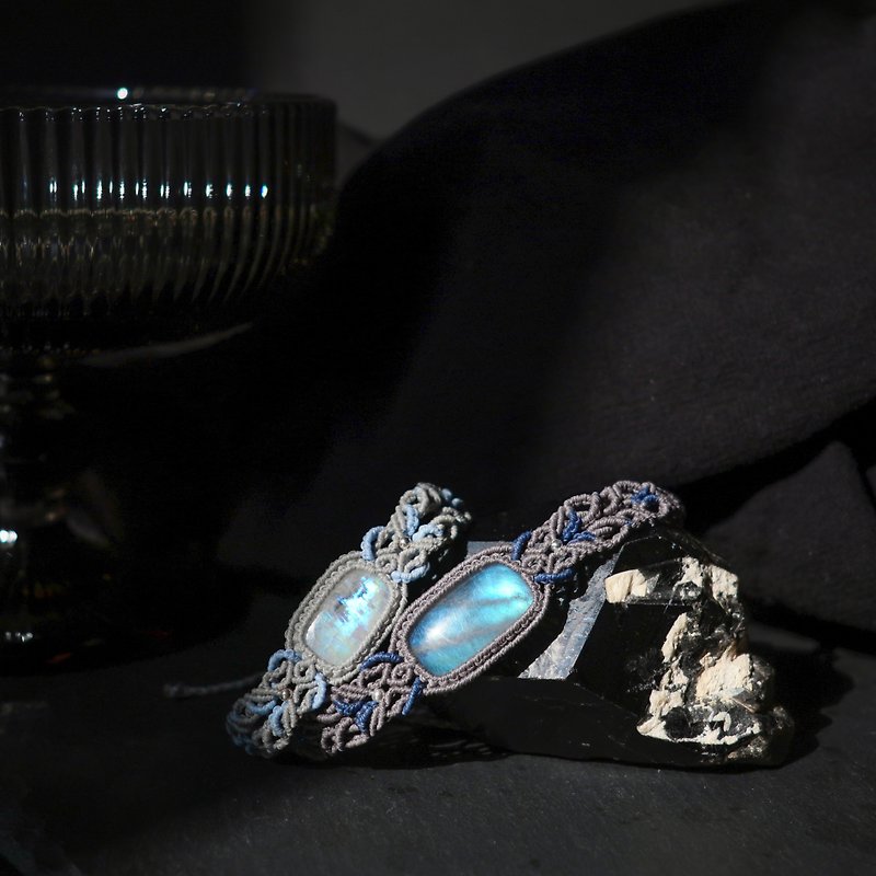Layered totem woven bracelet moonstone Silver Stone - สร้อยข้อมือ - คริสตัล สีน้ำเงิน