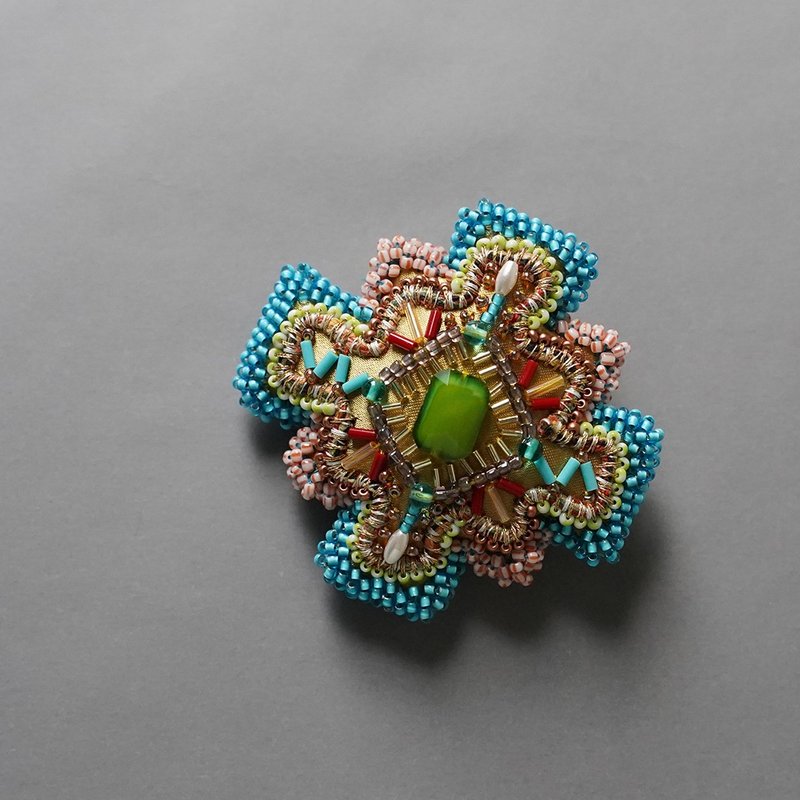 変形クロスのブローチ 10　ビーズ刺繍　一点もの　イエロー　グリーン　ブルー　おおぶり　クリスマス　サテン - 胸針 - 其他人造纖維 黃色